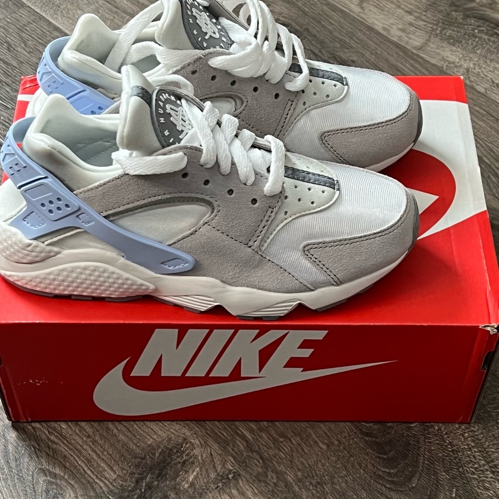 Nike White and Blue Athletic Shoes - Picture 8 of 9